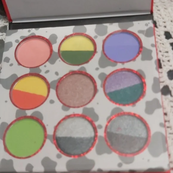 Eyeshadow - Picture 3 of 8